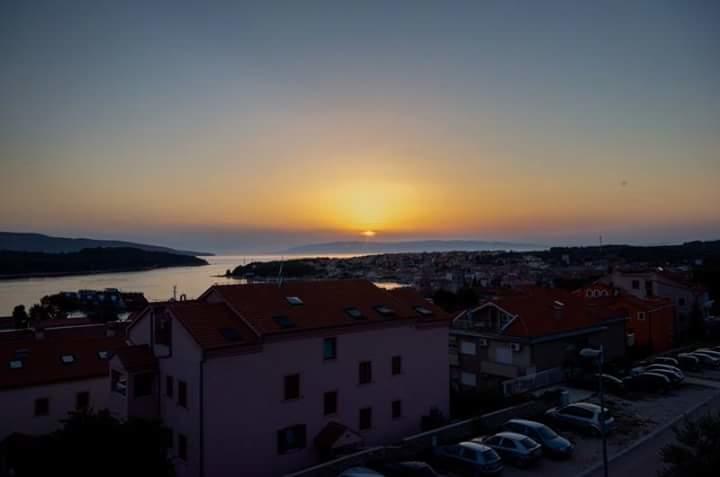 Panorama Sunset Apartments Cres Extérieur photo
